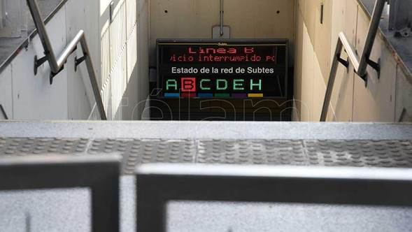 La empresa Metrovías afirmó que la medida de fuerza que afecta el servicio de la Línea B es 'sorpresiva e injustificada'.