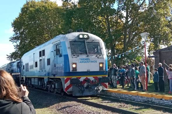 La formación ferroviaria será como esta, que comenzó a funcionar en la localidad de Serodino este mes. Foto:Comuna de Sedorino