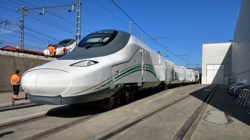 Tren listo para su envío a Arabia, en el exterior de la fábrica.