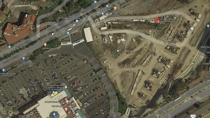 A un costado del centro comercial Santa Fe, la estación del tren interurbano está abandonada desde 2019 (Captura: Google Maps)