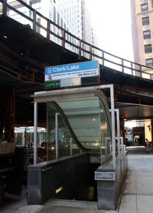 http://enelsubte.com/wp-content/uploads/2017/09/acceso-estacion-clark-lake-chicago-300x417.jpg