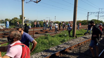 Servicio reducido en los ramales La Plata y Bosques de la Línea Roca por protesta de ex trabajadores (@MascariniMarce)