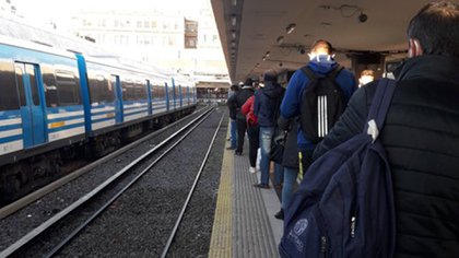 El tren Sarmiento funciona con demoras, pero habilitaron micros para garantizar el regreso a casa