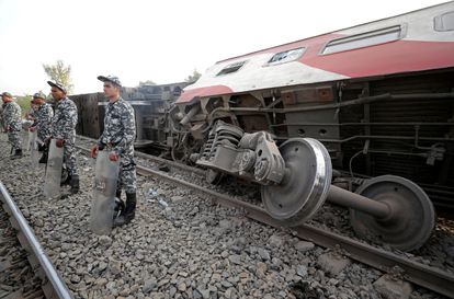 Policías egipcios montan guardia en el lugar del accidente ferroviario de Qalyubia, al norte de El Cairo, el 18 de abril.