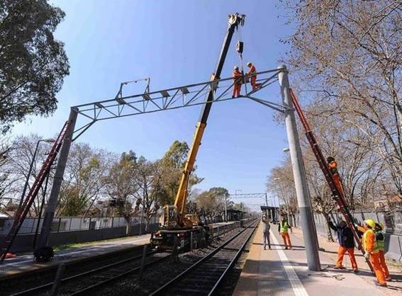 Las obras para la electrificación del Roca llevan una larga demora. Hoy se cumple un año sin ese servicio en la Ciudad. Aseguran que las formaciones eléctricas llegarían para fin de año 