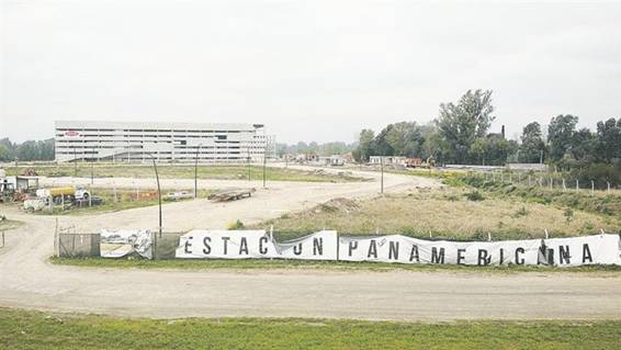 Obras. Desde hace más de un año se está construyendo, en el kilómetro 46 de la Panamericana, la nueva estación del Belgrano Norte junto a un megaproyecto inmobiliario. Fue acordado con el Gobierno anterior. 