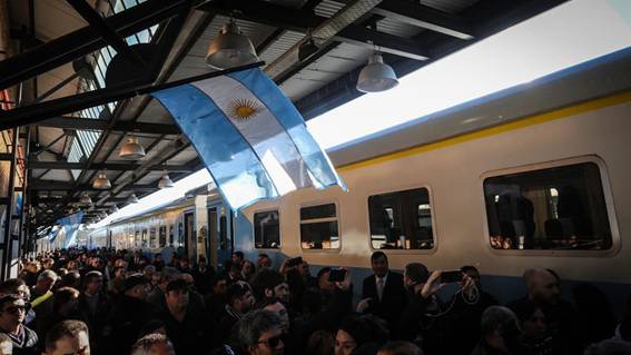 Después de casi 2 años volvió el servicio de tren que une la Ciudad de Buenos Aires con Mar del Plata. Foto: LA NACION / Santiago Hafford