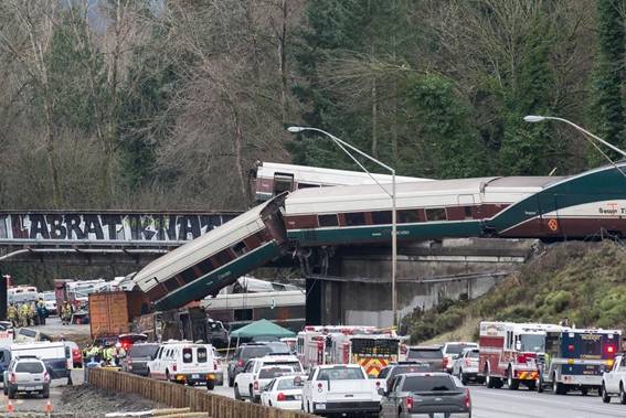 Tres muertos al descarrilar un tren que superaba casi 3 veces la velocidad permitida