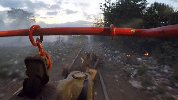 A los trenes les cruzan ramas de árboles para obligarlos a frenar.