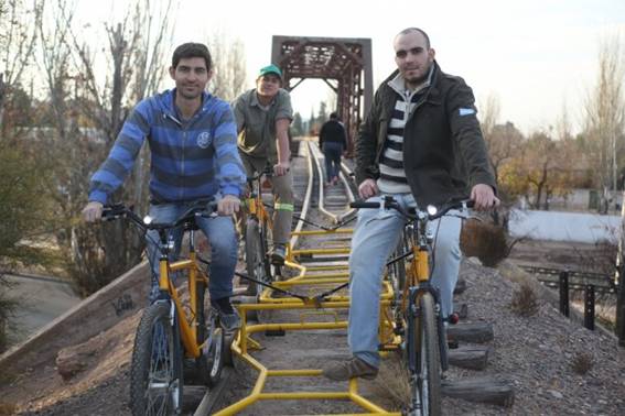 Amantes del ferrocarril crearon un circuito de bicitren