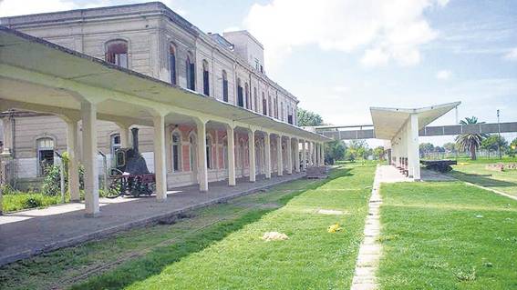 La estación La Plata de lo que fue el Tren Provincial, desactivada y sin uso desde hace años.