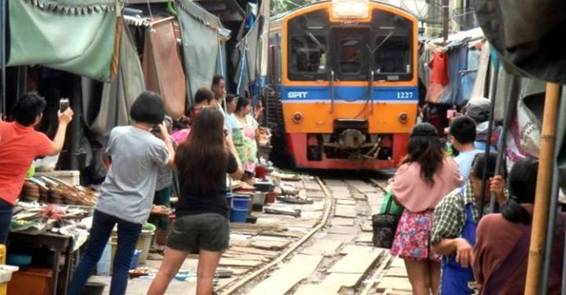 http://www.rieles.com/front/wp-content/uploads/train-cuts-through-tight-streets-in-vietnam-692x360.jpg