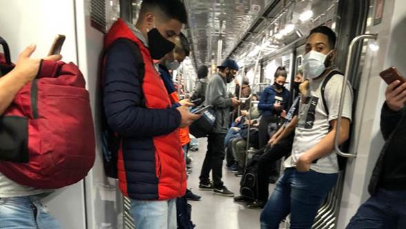 Aflojan los controles en subtes y hay cada vez más pasajeros parados