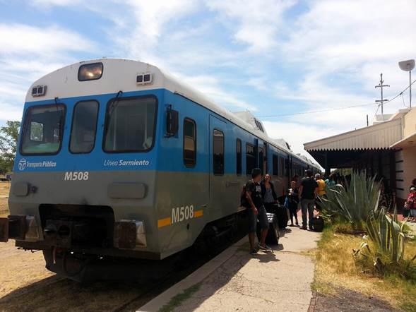 https://enelsubte.com/wp-content/uploads/2015/08/CAF_593_en_Estaci%C3%B3n_Santa_Rosa.jpg
