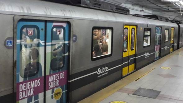 Aconsejan tomar medidas higiénicas en el transporte público en épocas contingencia del coronavirus. 