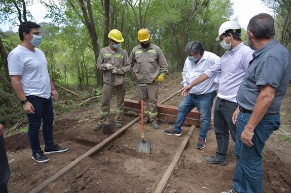 Marinucci a la izquierda, Carlos Caserio a la derecha, en el recorrido por las vías del Tren de las Sierras. (Prensa Trenes Argentinos).