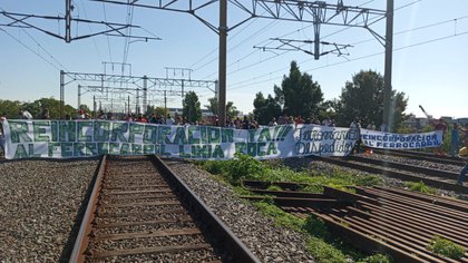 Ex trabajadores del Roca cortan las vías en Avellaneda en reclamo de su reincorporación (@MascariniMarce)