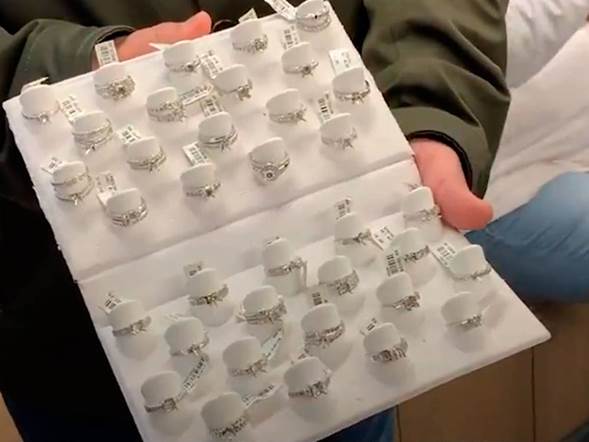 Foto: Los diamantes están valorados en unos 85.000 euros (Twitter)
