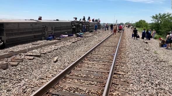https://cnnespanol.cnn.com/wp-content/uploads/2022/06/tren-amtrak-derailment-missouri-627-full-169.jpeg?quality=100&strip=info&w=940&h=530&crop=1