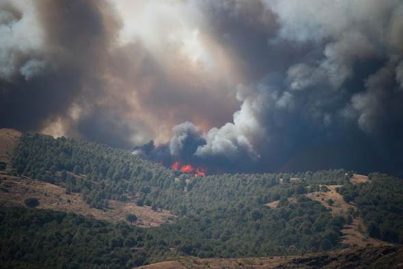 El incendio declarado en el término municipal de Ateca (Zaragoza) se extiende al pueblo de Moros.