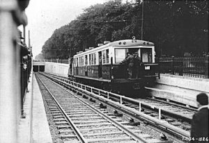 http://enelsubte.com/wp-content/uploads/2017/07/40-4-8-1930-primer-coche-en-entrar-a-la-l%C3%ADnea-en-Lacroze-300x206.jpeg