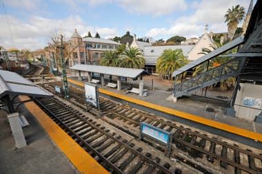 San Isidro es la estación intermedia, y una de las 11 que forman este ramal que corre a lo largo de 15 kilómetros, de Olivos a Tigre