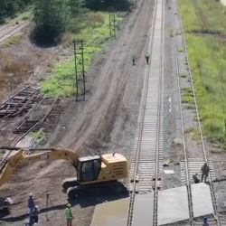 El proyecto contempla la renovación total de unos 35,4 kilómetros de vías y de 33 pasos a nivel. 
