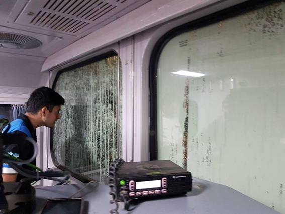 Una 'bomba de pintura' lanzada a la locomotora de una formación para que se detenga.