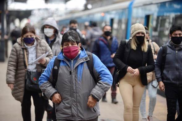 La gente bajando de un tren en estación Retiro (Andrea D’Elia).