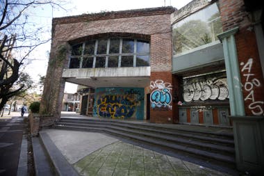 El centro comercial está ubicado en la manzana comprendida por la calle Primera Junta, Pedro de Mendoza, del Barco Centenera y Juan Bautista La Salle