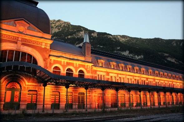Tratando de escapar del nazismo, muchos judíos españoles se refugiaron en la Estación Internacional de Canfranc. Sin embargo, tras la victoria de Franco en la Guerra Civil las instalaciones fueron tomadas por los nazis.