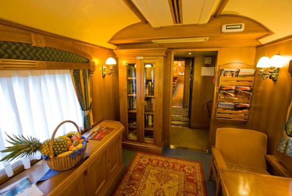 Interior de uno de los salones del Transcantábrico