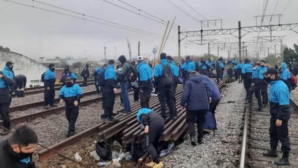 https://www.cronica.com.ar/__export/1626354437207/sites/cronica/img/2021/07/15/reclamo_avellaneda_x1x_crop1626354436733.jpeg_1734428432.jpeg