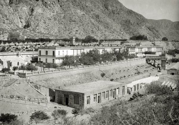 Hotel Termas de Cacheuta. Se aprecian los dos ascensores: el que se ve primero, y que conducía desde las vías del tren hasta el hotel, y el segundo, detrás, hacia los baños.