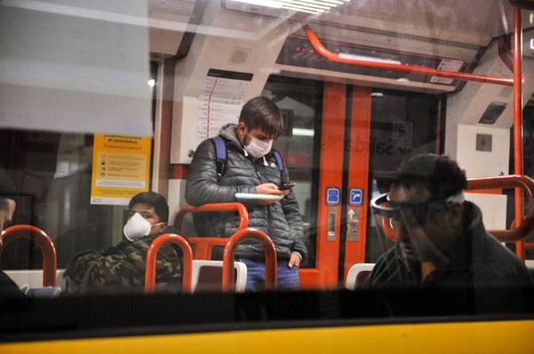 El subte, como el resto del transporte, ya no es solo para trabajadores de rubros esenciales. Se mantiene límite de capacidad y uso del tapaboca. Foto: Maxi Failla