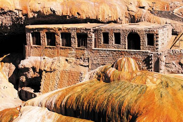 Puente del Inca, un alto clásico en el camino a Chile.