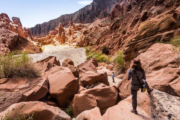 Para llegar a las cuevas de Acsibi es preciso andar en 4 x 4 y emprender un trekking.